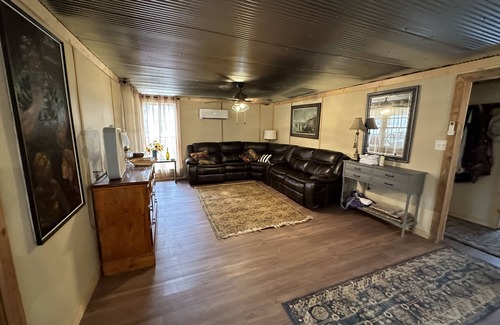Kokomo Kabine | Cozy 2-bedroom cabin with AC and WiFi on the Pearl River in Angie. LA