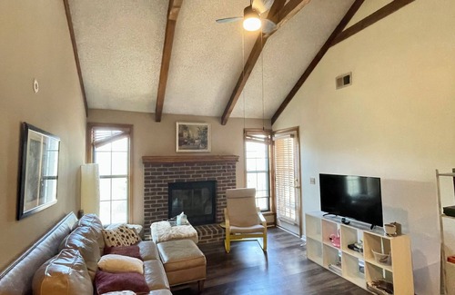 Shawnee Eigentumswohnung | Cozy 2-bedroom condo overlooking pool area in lovely Shawnee