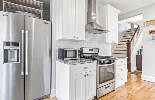 Weinland Park Haus | Cozy 2-bedroom Cottage with WiFi & AC in Italian Village,Columbus