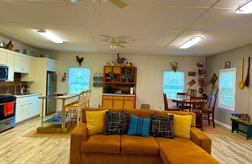 Oxford Sonstige | Cozy 2- bedroom, full bath guest house on working farm, 1 mile to racetrack.