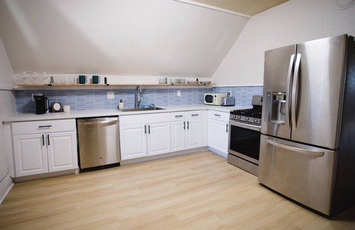 Irving Park East Haus | Cozy 2 Bedroom Home Near Downtown & Wrigley Field