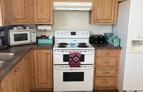 Chiloquin Haus | Cozy 2-bedroom cabin on Cattle ranch, in Chiloquin, close to Crater LakeWiFi, AC