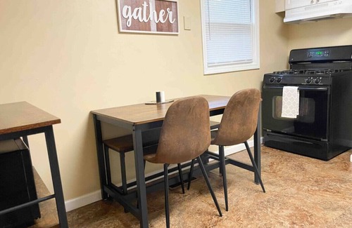 Englewood Haus | * Cozy 2 bedroom home with 2 TV’s *