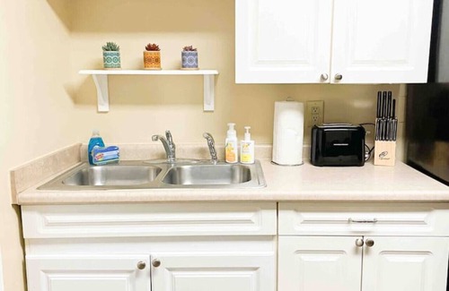 Englewood Haus | * Cozy 2 bedroom home with 2 TV’s *