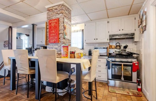 Stoneham Haus | Cozy 2-bedroom house in a tranquil neighborhood in Stoneham with WiFi, AC