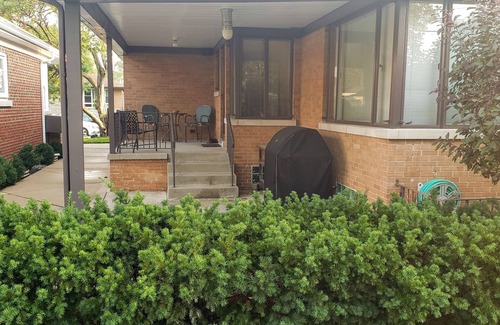 Skokie Haus | Cozy 2 bedroom house/w garage in Skokie
