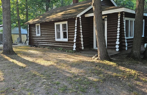 Houghton Lake Kabine | Cozy 2-bedroom log cabin in charming Houghton Lake with AC