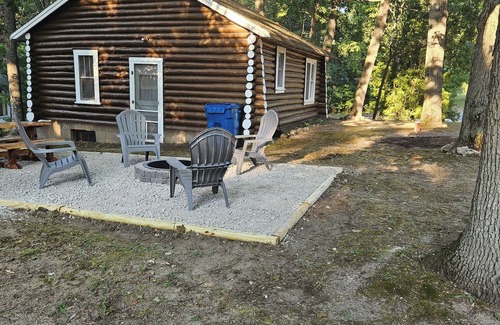Houghton Lake Kabine | Cozy 2-bedroom log cabin in charming Houghton Lake with AC