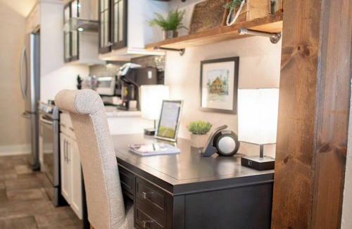 Rountree Haus | Cozy 2-bedroom pet friendly bungalow in the heart of Springfield