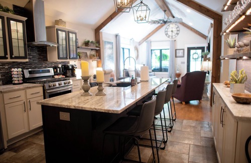 Rountree Haus | Cozy 2-bedroom pet friendly bungalow in the heart of Springfield