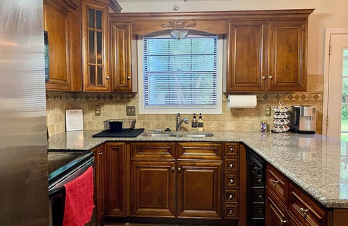 Town Center Haus | Cozy 2-bedroom Townhouse in Kennesaw, Centrally Located.