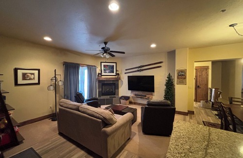 Brian Head Eigentumswohnung | Luxus 2 Schlafzimmer 2 Badezimmer, angebaute Garage für 2 Autos, 6 Personen