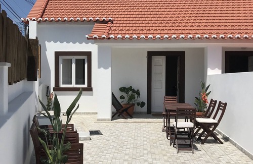 Praia das Macas Haus | Cozy 2 BR House w/ Patio in Azenhas do Mar