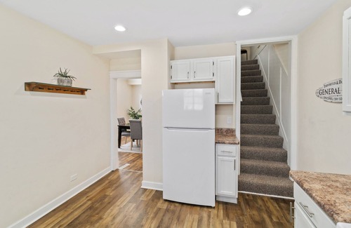 Waukegan Haus | Cozy 2-Story House Near Downtown Libertyville