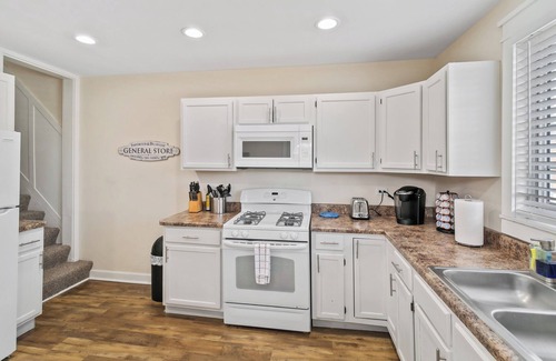 Waukegan Haus | Cozy 2-Story House Near Downtown Libertyville