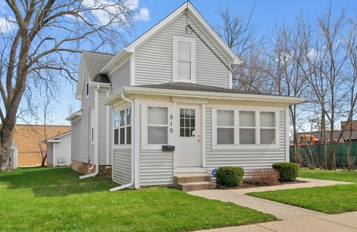 Waukegan Haus | Cozy 2-Story House Near Downtown Libertyville