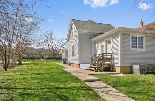 Waukegan Haus | Cozy 2-Story House Near Downtown Libertyville