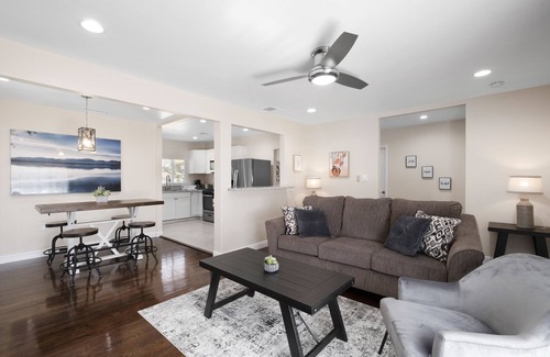 Fresno Haus | Cozy 2B/1Bth w EasyA to US99 and Nat'l Parks