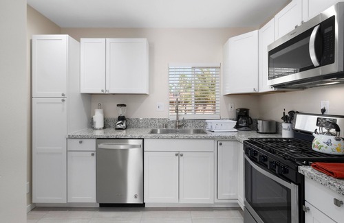 Fresno Haus | Cozy 2B/1Bth w EasyA to US99 and Nat'l Parks