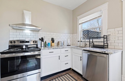 Roselawn Finance Wohnung | Cozy 2BD Home w/ Home Office and Parking!