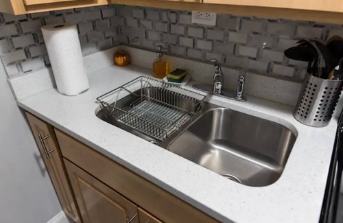 Albany Park Wohnung | Cozy 2BR/1BA Garden Apartment Near Lincoln Square