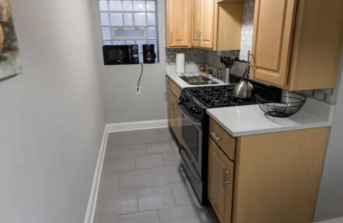 Albany Park Wohnung | Cozy 2BR/1BA Garden Apartment Near Lincoln Square