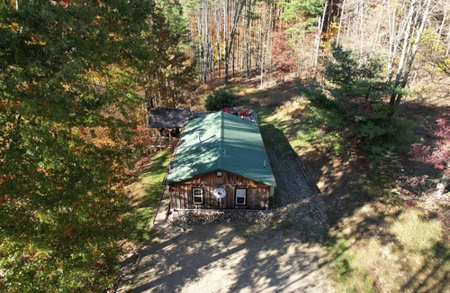 Butler Kabine | Cozy 2BR/2BA cabin tucked in the trees with hot tub, fire pit, covered deck, and fast WiFi.
