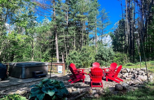 Butler Kabine | Cozy 2BR/2BA cabin tucked in the trees with hot tub, fire pit, covered deck, and fast WiFi.
