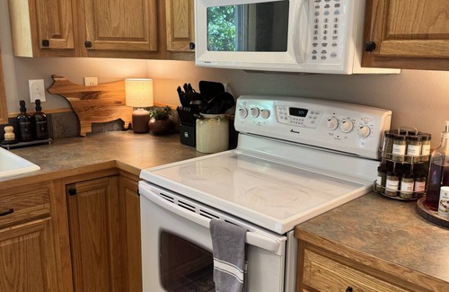 Coolin Haus | Cozy 2BR/2BA Coolin Getaway Steps Away From Priest Lake, Shops, Food, and Trails