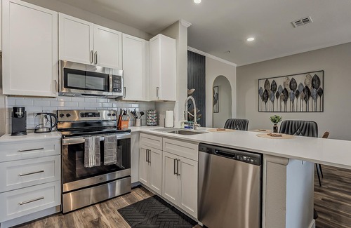 Horseman's Park Wohnung | Cozy 2BR 2BA Pool Gym Free Parking