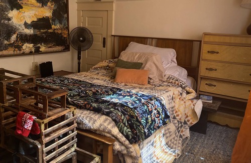 Kalamazoo Haus | Cozy 2BR Bungalow Overlooking Beautiful Cemetery / Near Campus & Downtown