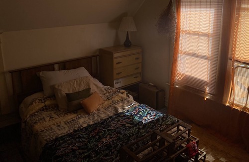 Kalamazoo Haus | Cozy 2BR Bungalow Overlooking Beautiful Cemetery / Near Campus & Downtown