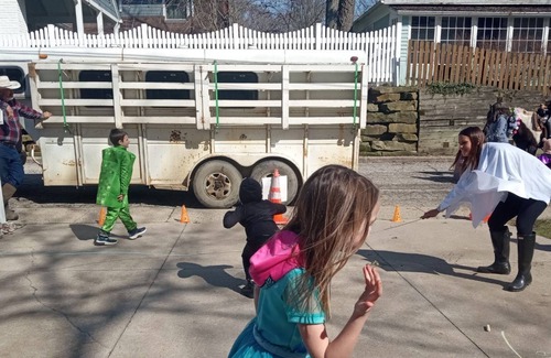 Kalamazoo Haus | Cozy 2BR Bungalow Overlooking Beautiful Cemetery / Near Campus & Downtown