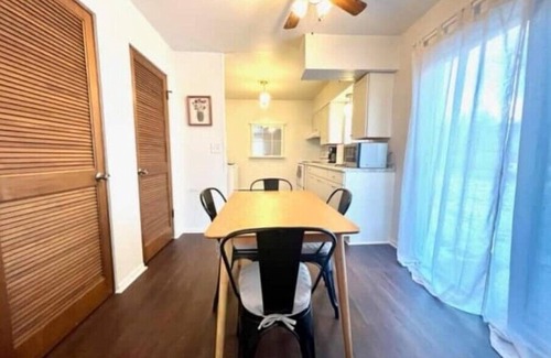 Dartmoor Haus | Cozy 2BR Mid-Century Townhouse w/Parking Near Downtown Ann Arbor & The Big House