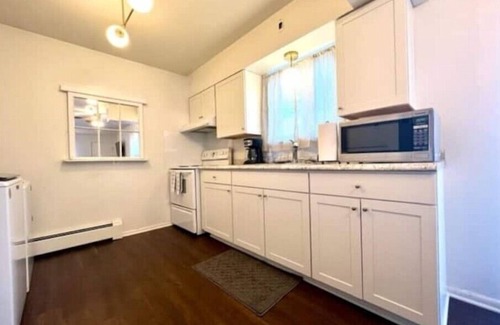 Dartmoor Haus | Cozy 2BR Mid-Century Townhouse w/Parking Near Downtown Ann Arbor & The Big House