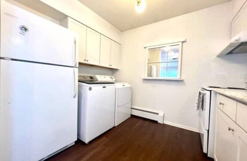 Dartmoor Haus | Cozy 2BR Mid-Century Townhouse w/Parking Near Downtown Ann Arbor & The Big House