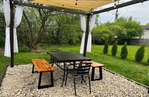 Dartmoor Haus | Cozy 2BR Mid-Century Townhouse w/Parking Near Downtown Ann Arbor & The Big House