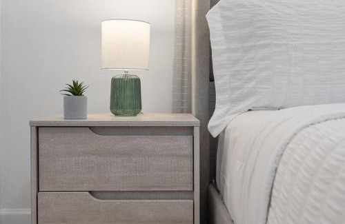 Des Plaines Wohnung | Cozy 2BR Near O Hare Free WiFi and Parking