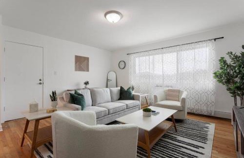 Des Plaines Wohnung | Cozy 2BR Near O Hare Free WiFi and Parking