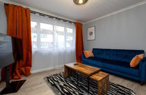 Woking Skihütte | Cozy 2BR Stay Free Parking & Wi-Fi Work or Leisure