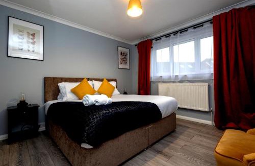 Woking Skihütte | Cozy 2BR Stay Free Parking & Wi-Fi Work or Leisure