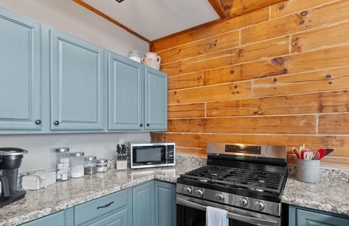 Purlear Haus | Cozy 2BR with AMAZING views in Buck Mountain
