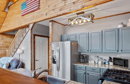 Purlear Haus | Cozy 2BR with AMAZING views in Buck Mountain