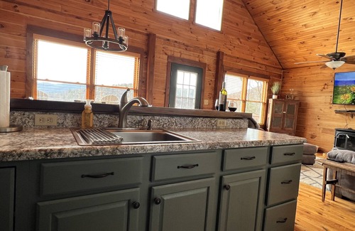 Purlear Haus | Cozy 2BR with AMAZING views in Buck Mountain