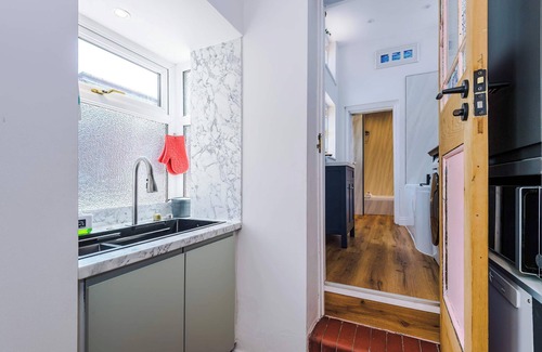 Leek Haus | Cozy 3-Bed Home, Perfect for Business & Groups!