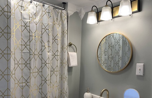 Maiden Haus | Cozy 3 Bed House w/Free Parking, Netflix & more.