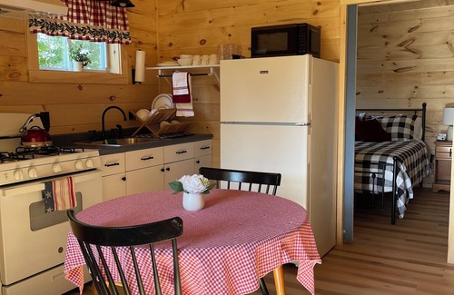 Sebec Kabine | Cozy 3-bedroom cabin in Sebec with WiFi, AC. All the comforts with Lake Access.