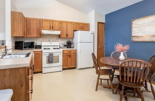 Byron Center Haus | Cozy 3 Bedroom Home With Attached 1 Stall Garage!