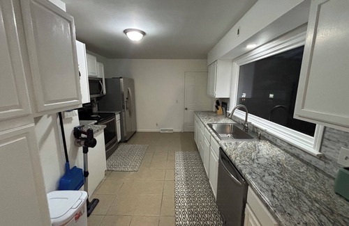 Kalamazoo Haus | Cozy 3-Bedroom Ranch Home - Your Perfect Getaway!