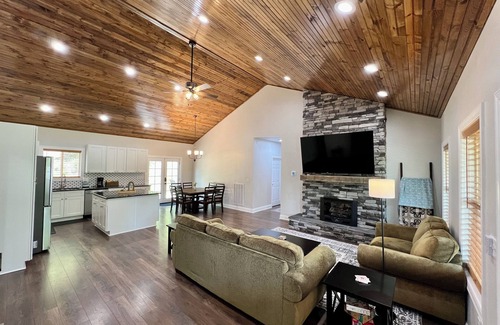 Mt Lookout Kabine | Cozy 3 BR Cabin with Pond on 3 acres / New River Gorge / Summersville Lake